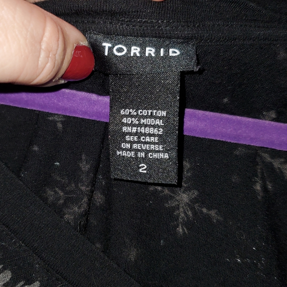 Torrid Snowflake Tee - Picture 3 of 4
